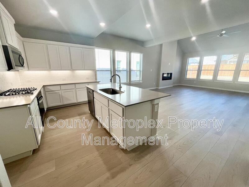 1904 Edgewater St - Photo 3 of 10