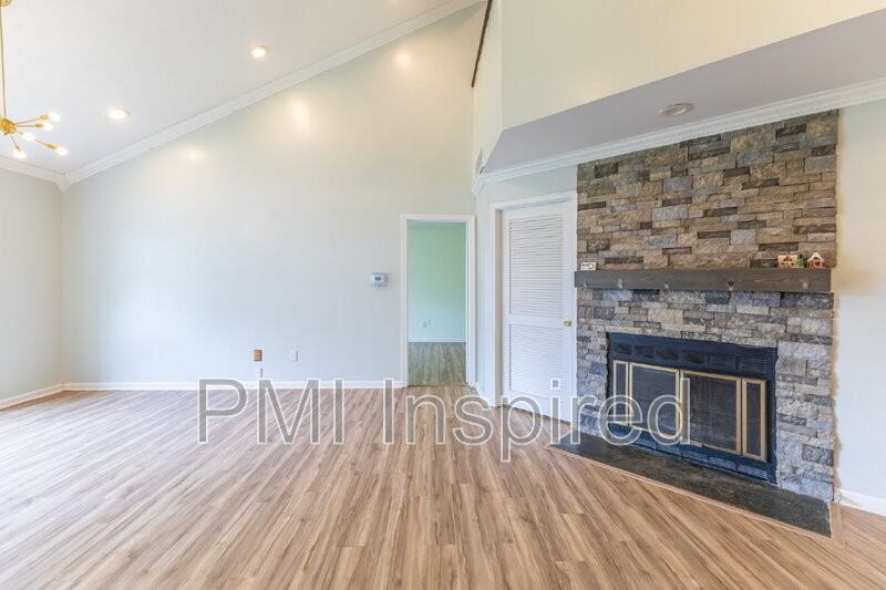 2404 Buckingham Cir - Photo 7 of 25