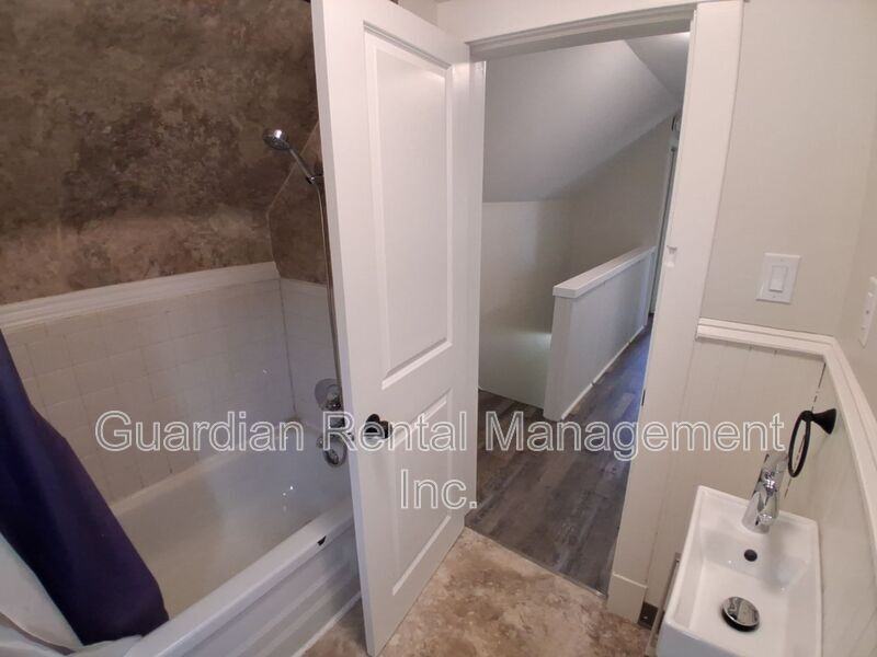 623 Vickers St N #4 - Photo 4 of 10