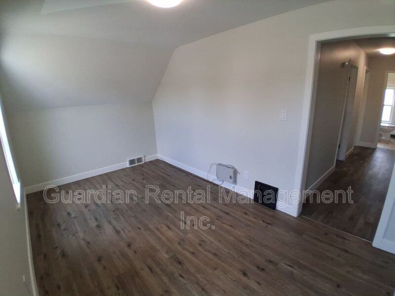 623 Vickers St N #4 - Photo 6 of 10