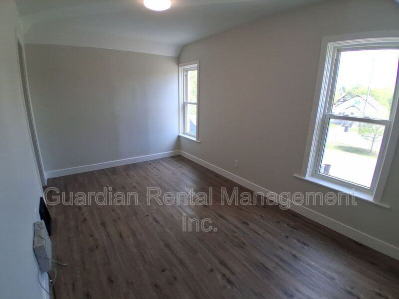 623 Vickers St N #4 - Photo 7 of 10