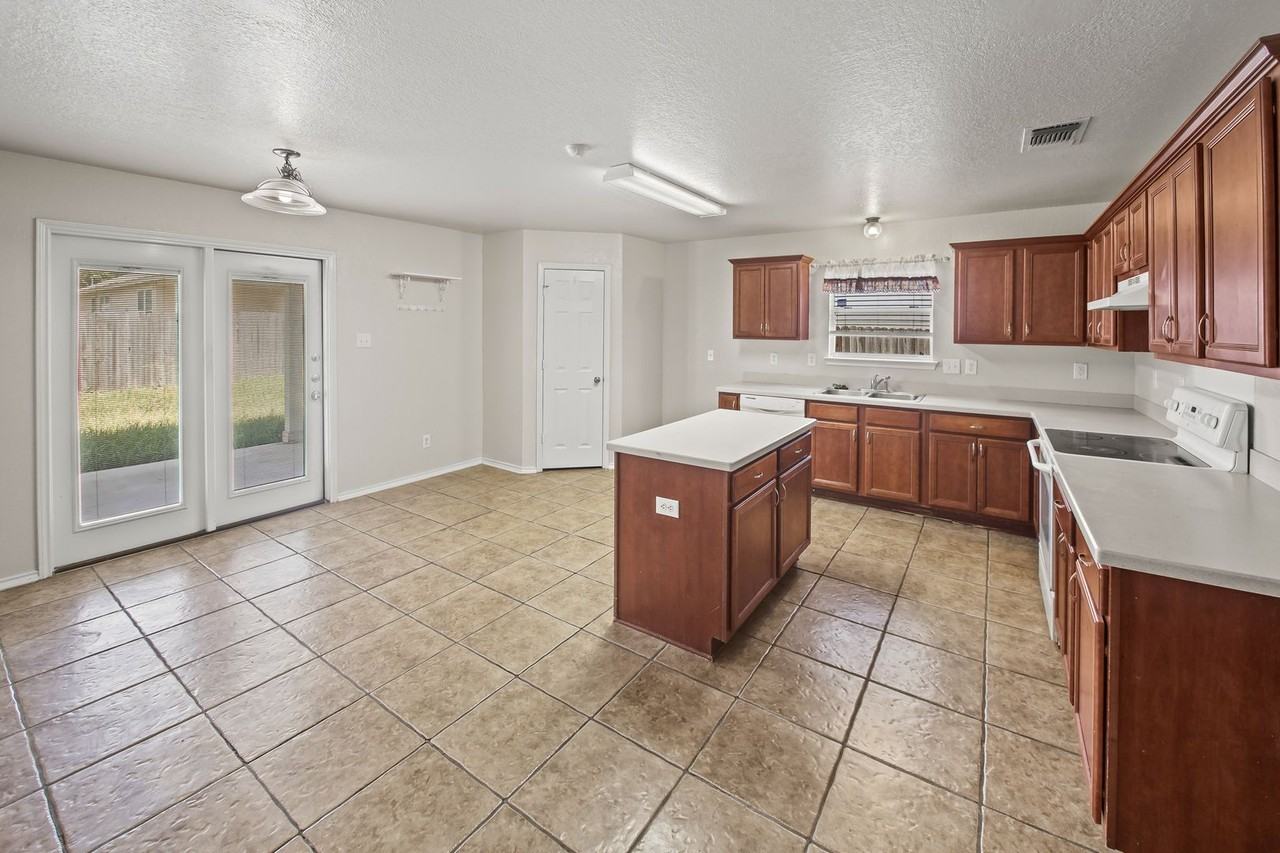 2127 Red Rock Xing - Photo 5 of 32
