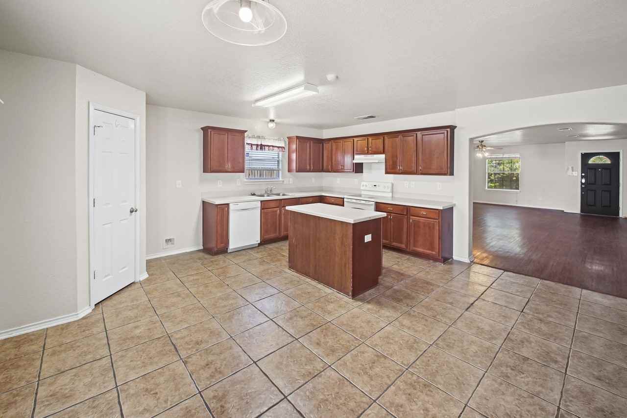 2127 Red Rock Xing - Photo 6 of 32