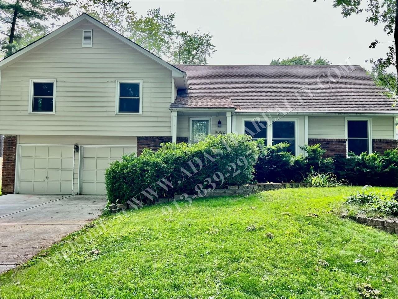 9832 Walmer St - Photo 2 of 36