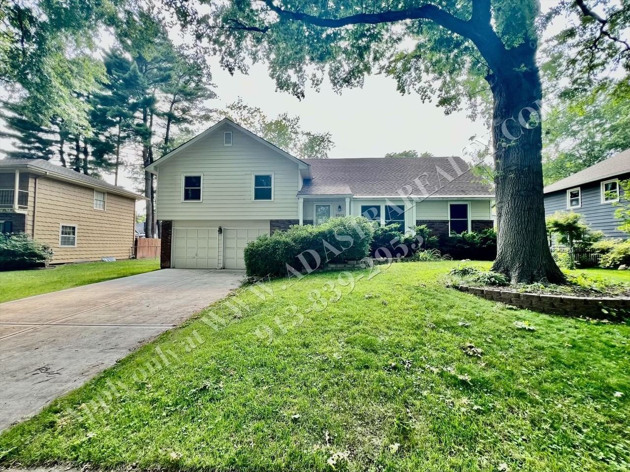 9832 Walmer St - Photo 3 of 36
