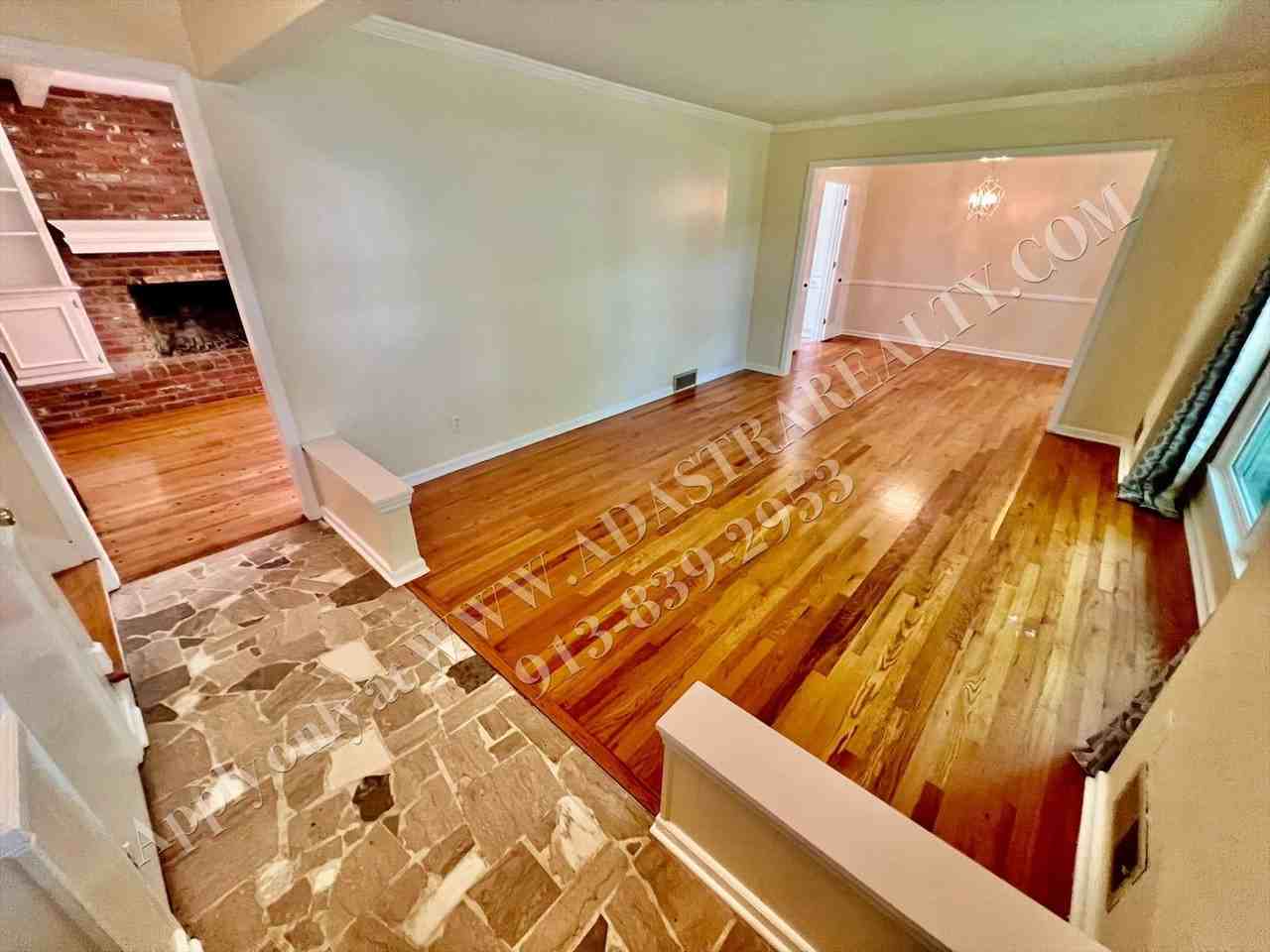 9832 Walmer St - Photo 5 of 36