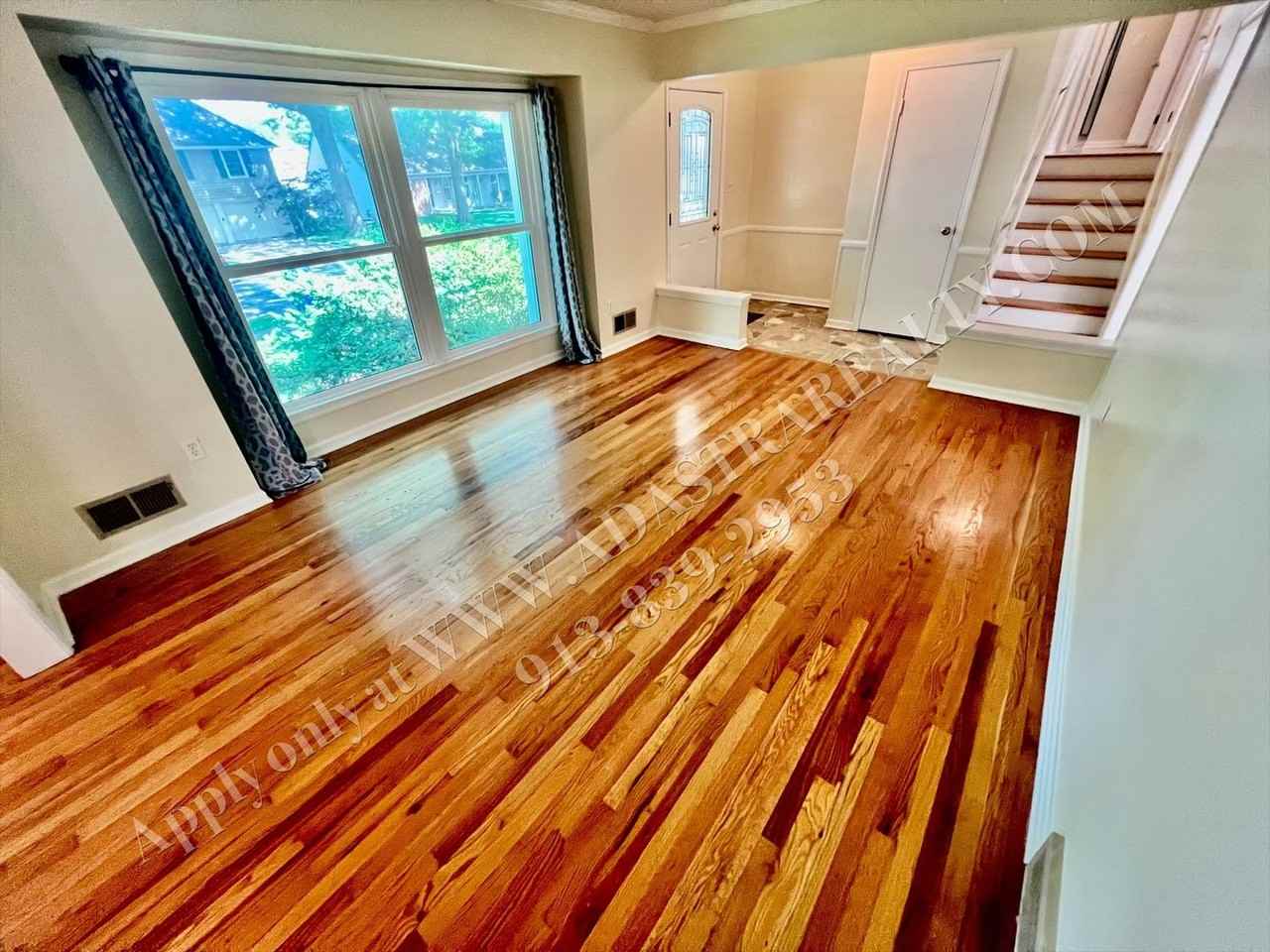 9832 Walmer St - Photo 7 of 36