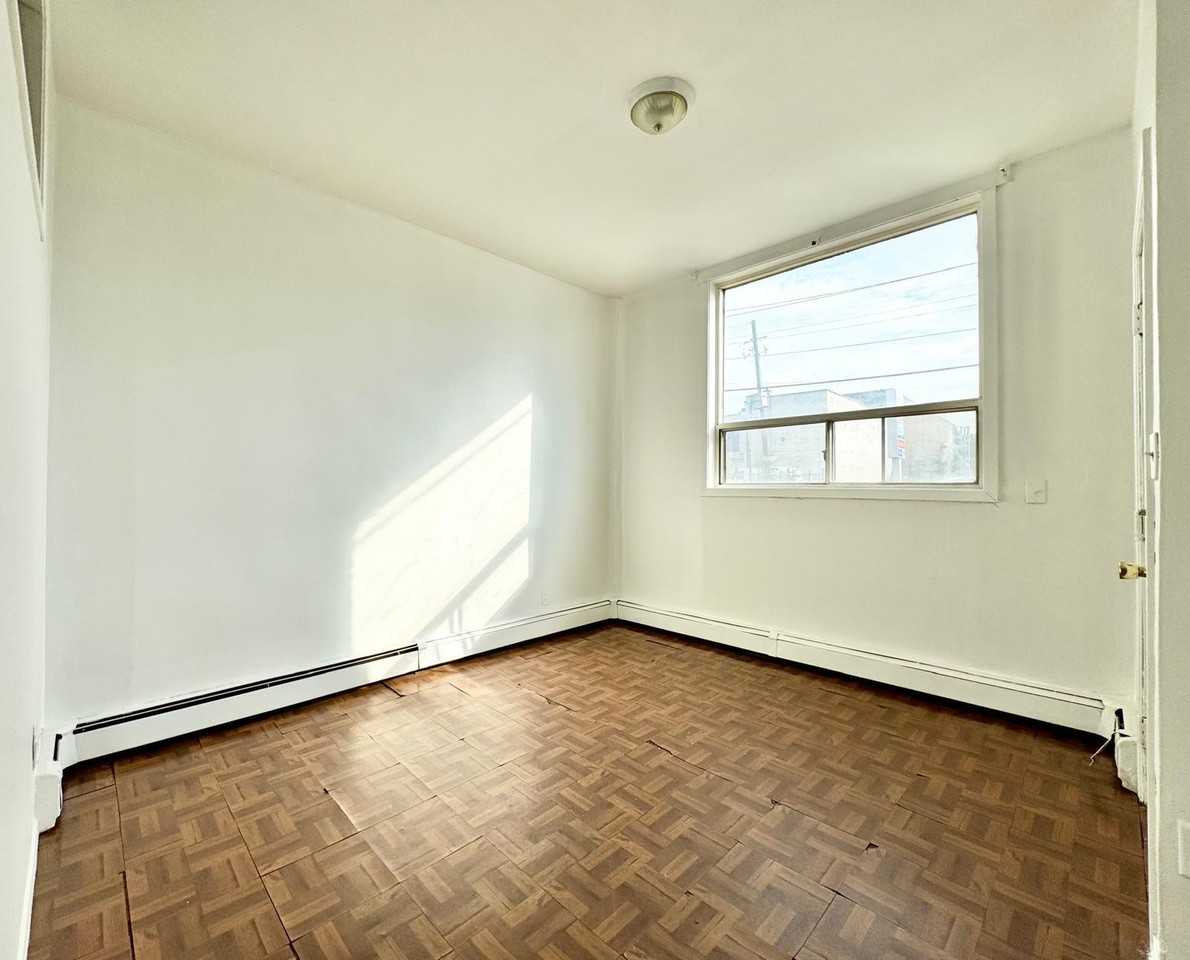 975-983 Barton St East - Photo 6 of 28