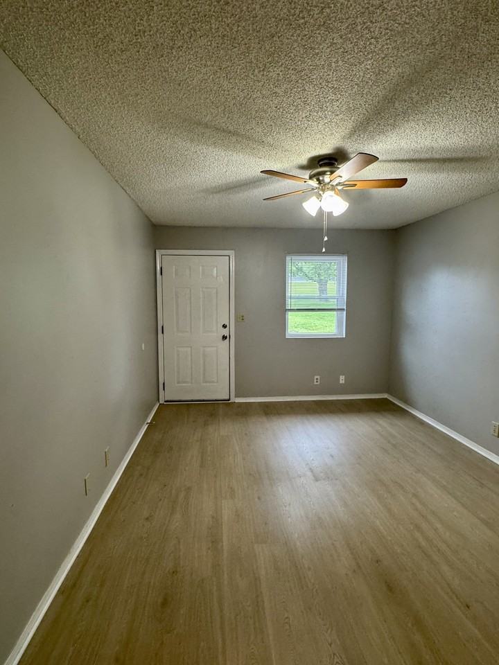 220 Brooke Lynn Dr, Apt. D - Photo 2 of 8