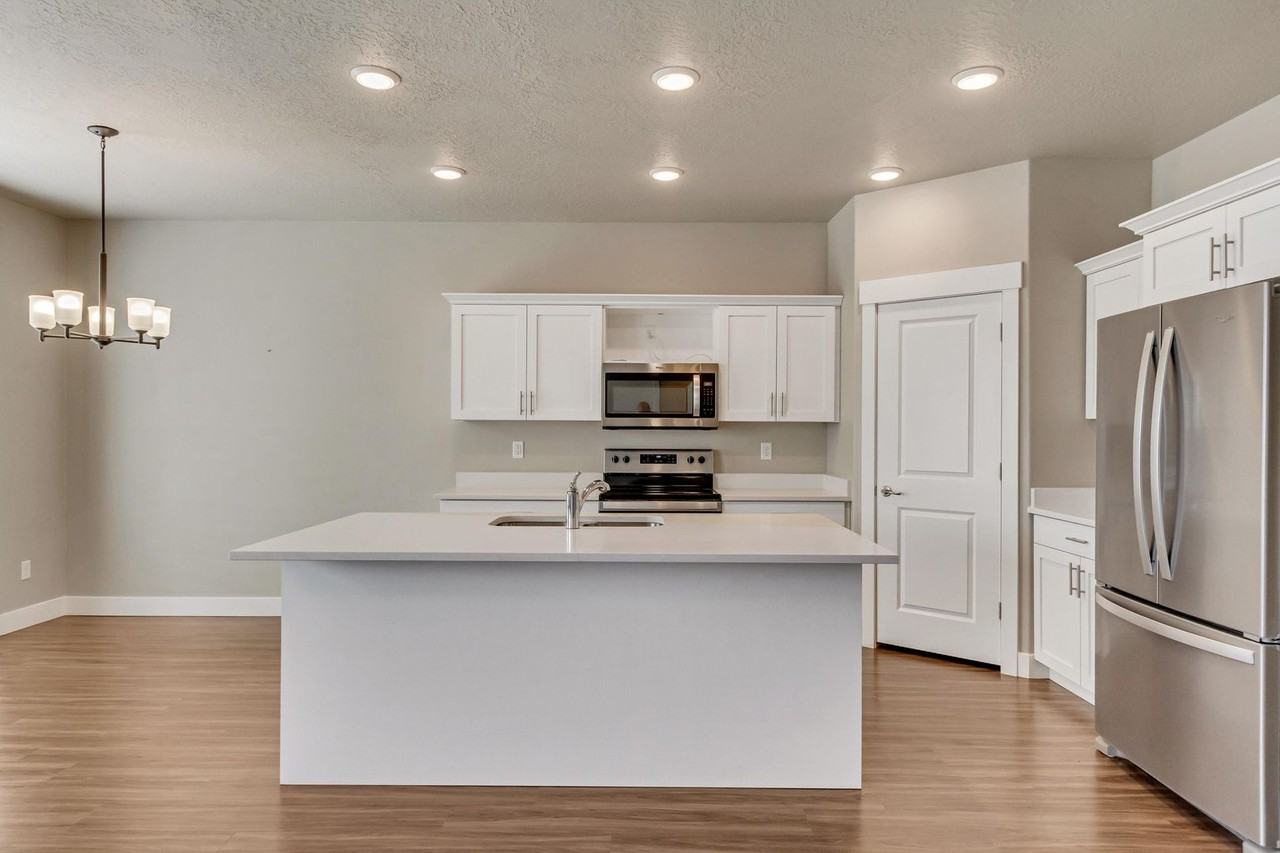 1183 W 1860 S - Photo 4 of 12