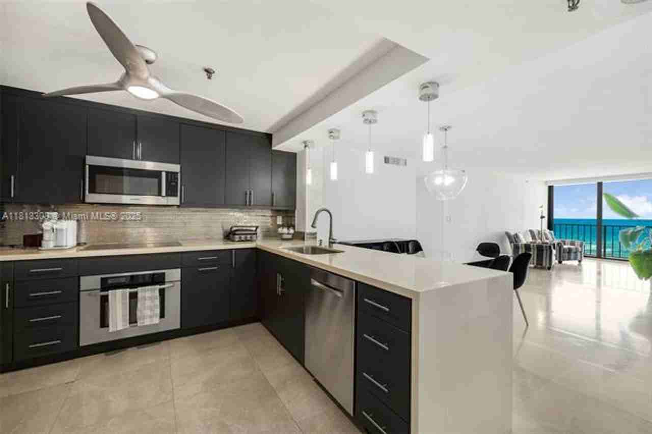 2625 2625 Collins Ave appt 907 - Photo 2 of 50