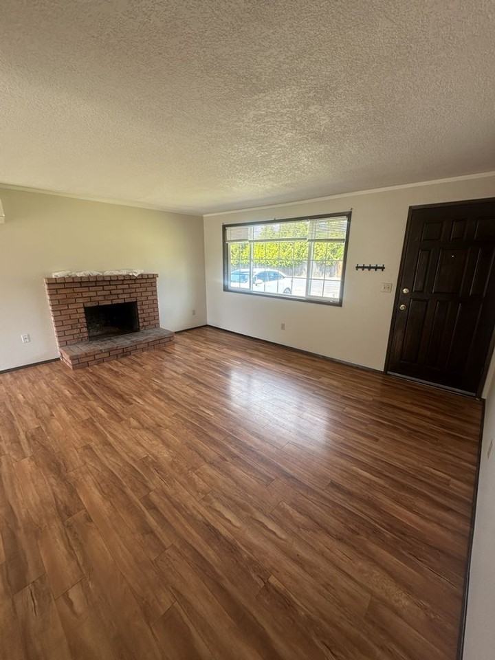 14417 Ne 39th St - Photo 3 of 18