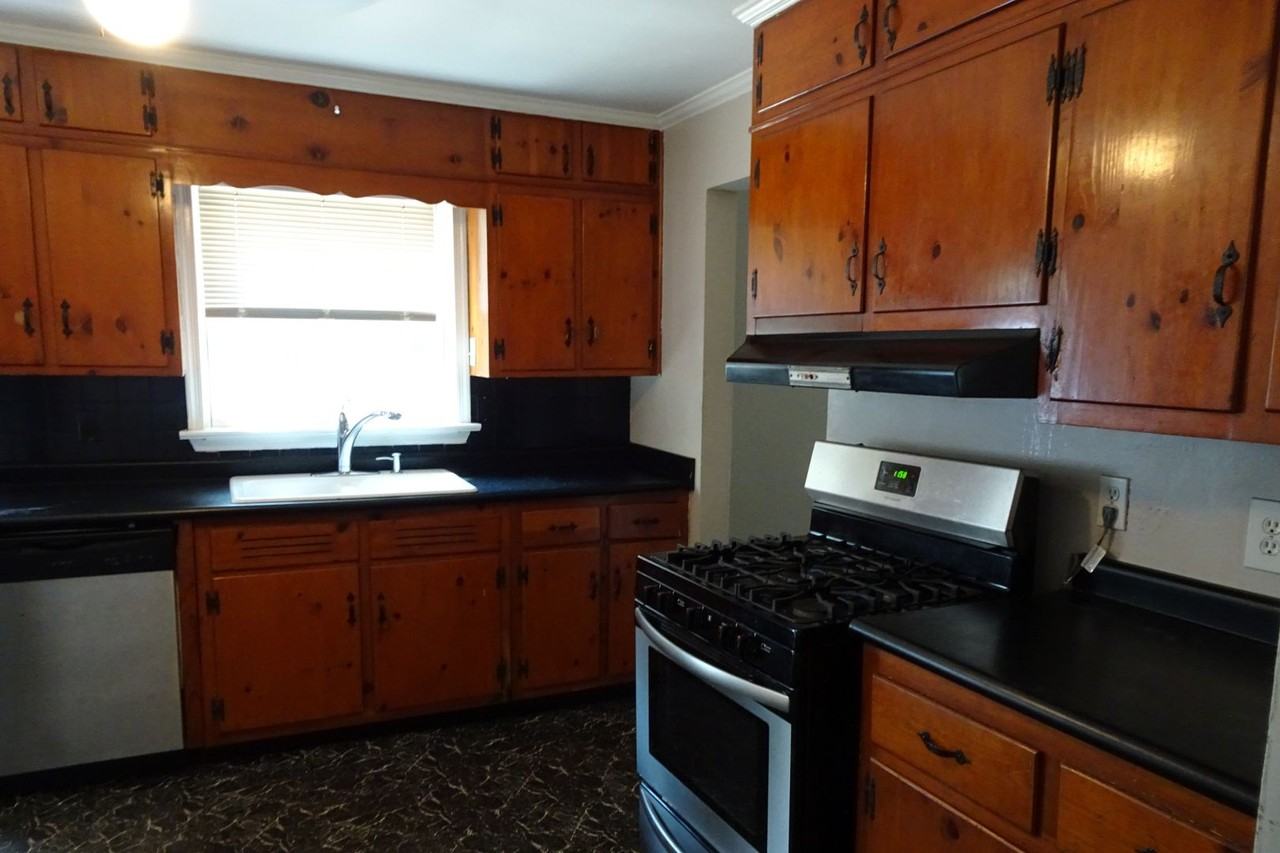 211 Winchester Dr - Photo 3 of 15