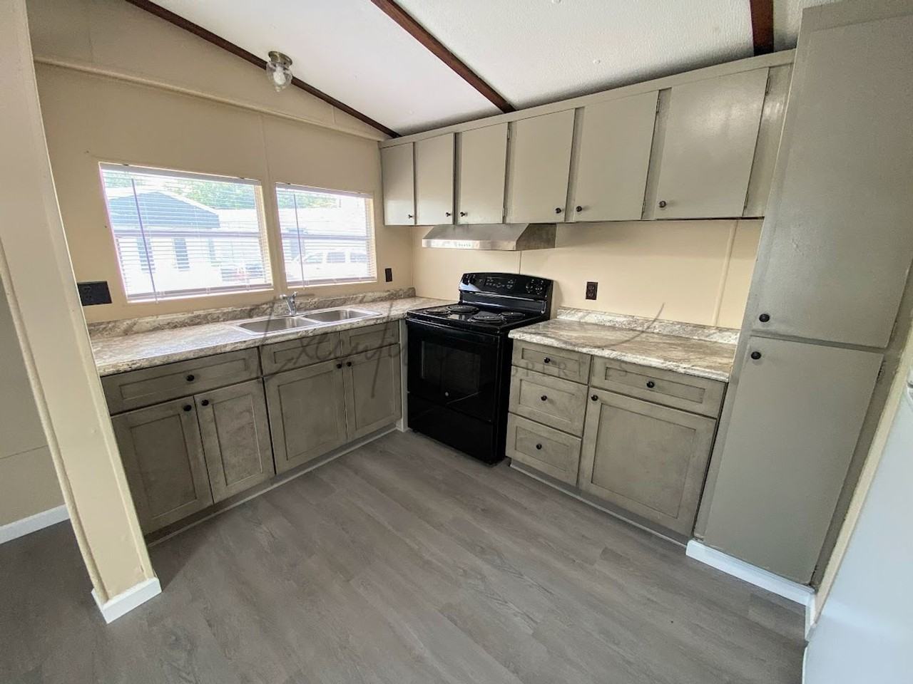 1030 Mildred St - Photo 5 of 13