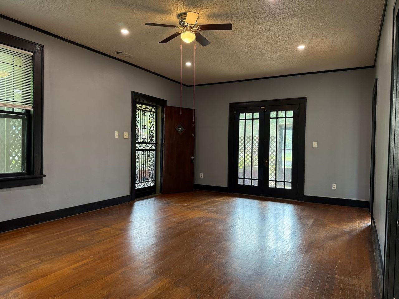 2301 W 17th St - Photo 5 of 20