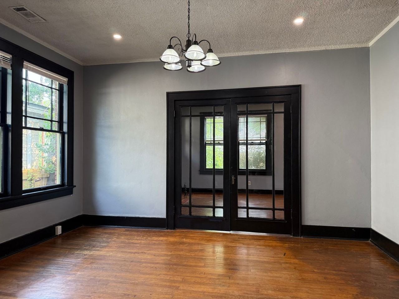 2301 W 17th St - Photo 6 of 20