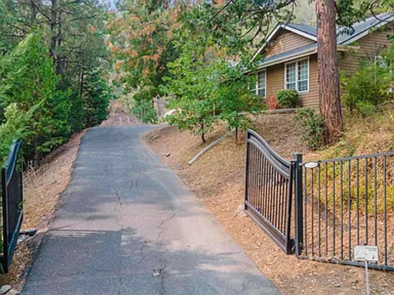 21440 N Tuolumne Rd - Photo 2 of 8