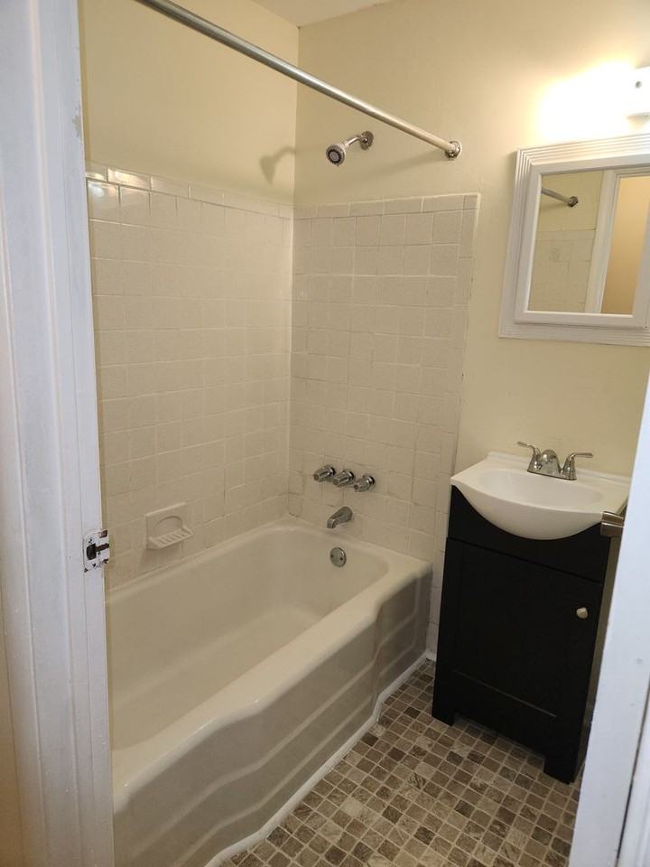 810 Martha St - Photo 3 of 18