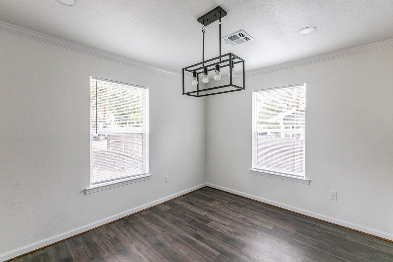 2208 Gurley Ave - Photo 2 of 27