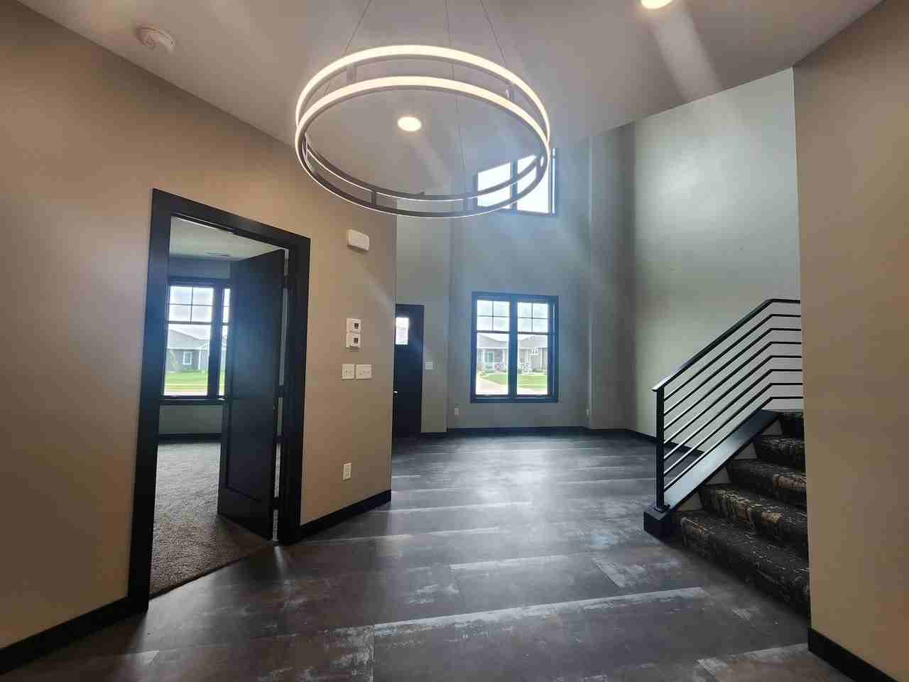 8617 W Shoreline Pl - Photo 5 of 32