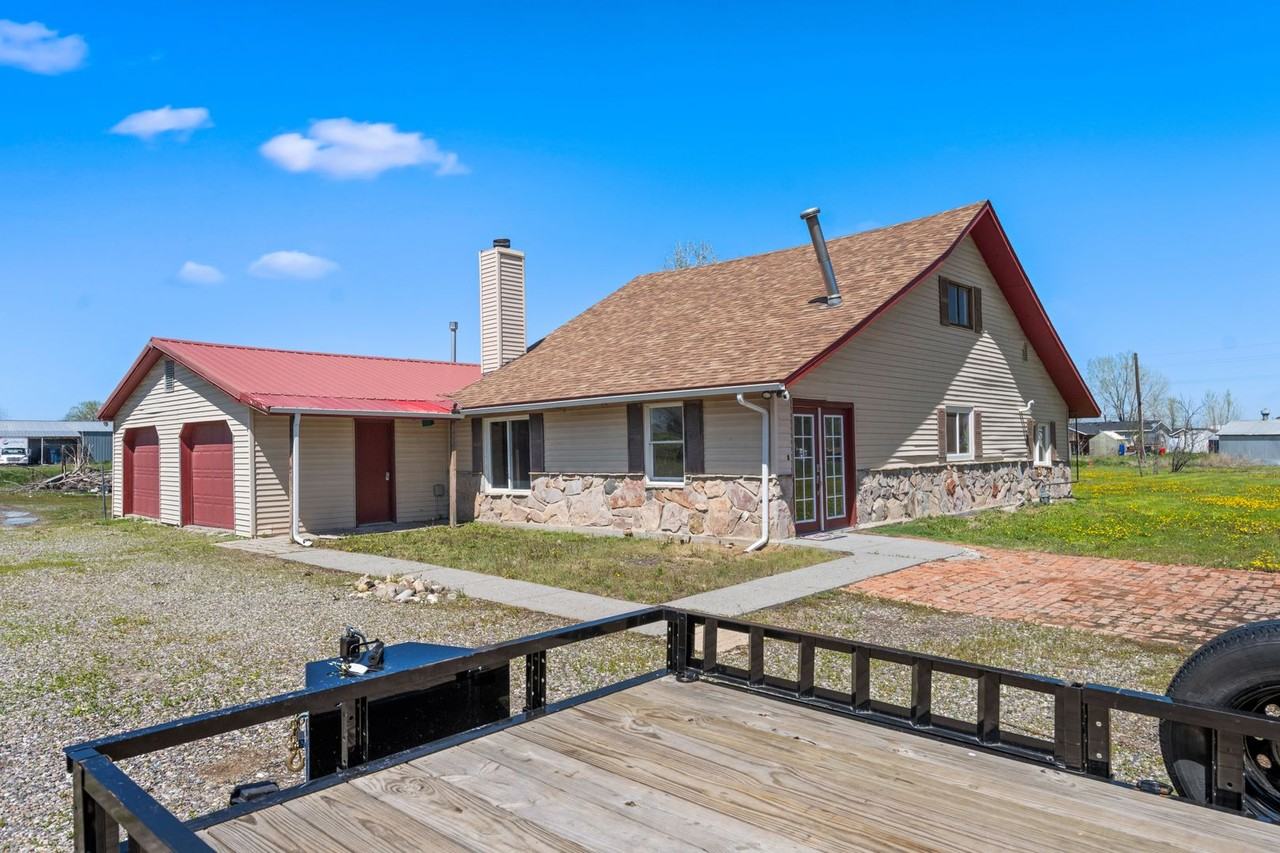 541 541 E Railroad St - Photo 2 of 10