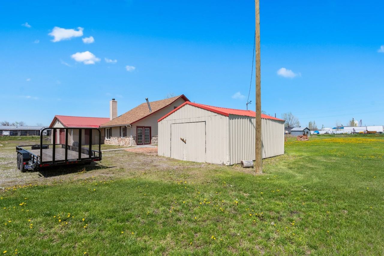 541 541 E Railroad St - Photo 3 of 10