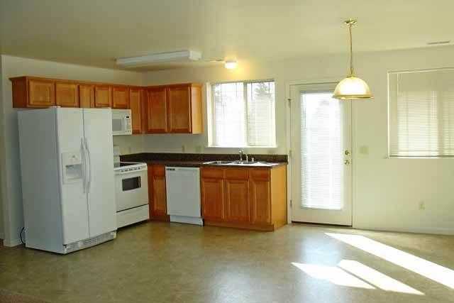 746 Avenue B - Photo 3 of 7