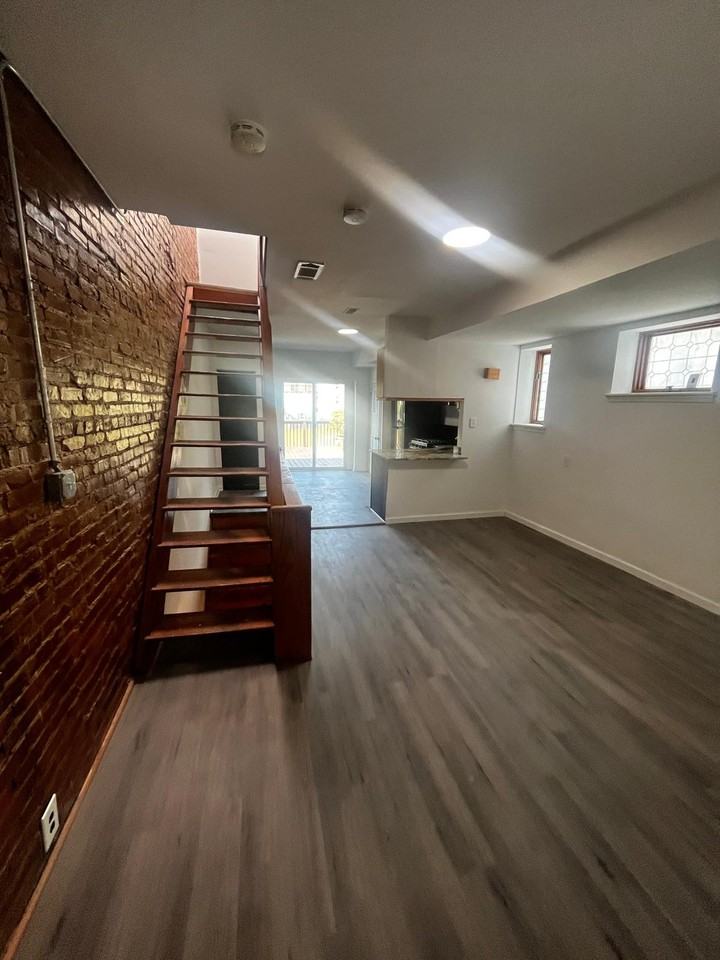 119 Penn St #B - Photo 2 of 11