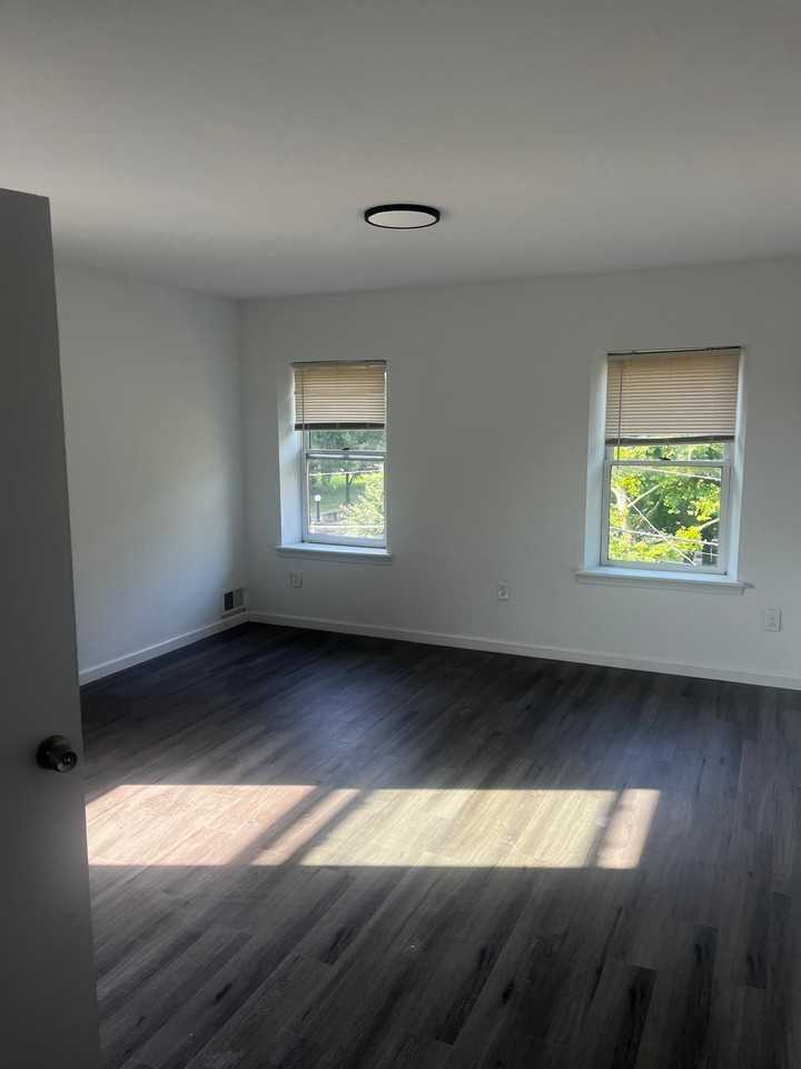 119 Penn St #B - Photo 3 of 11