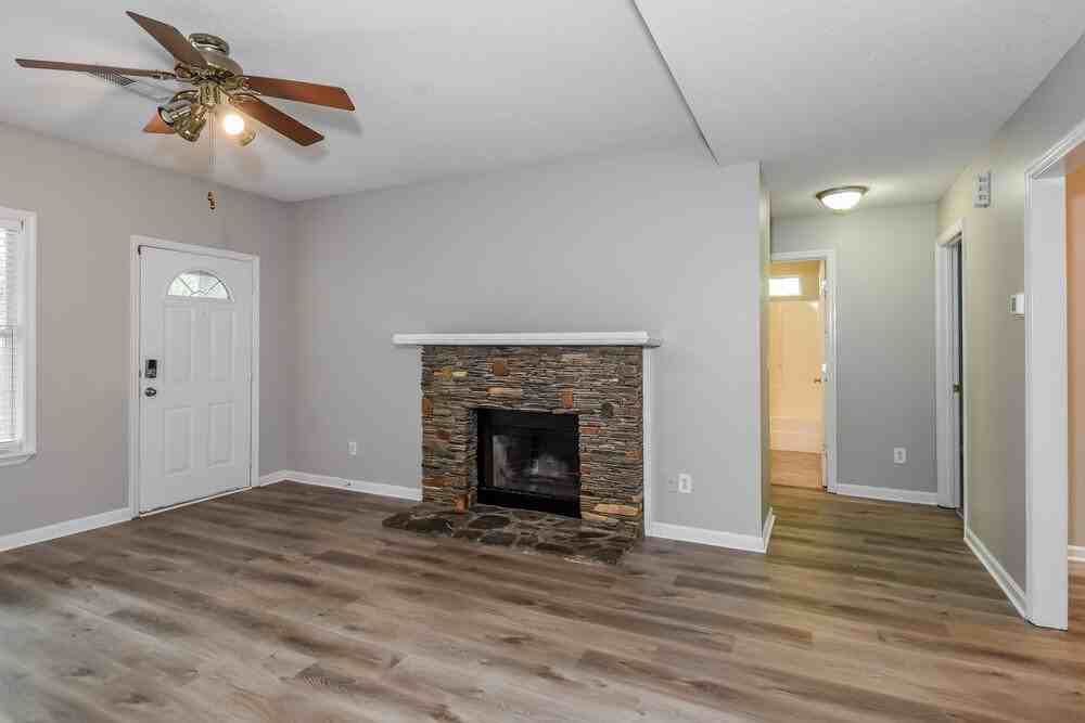 2740 Lakeside Trl - Photo 4 of 16
