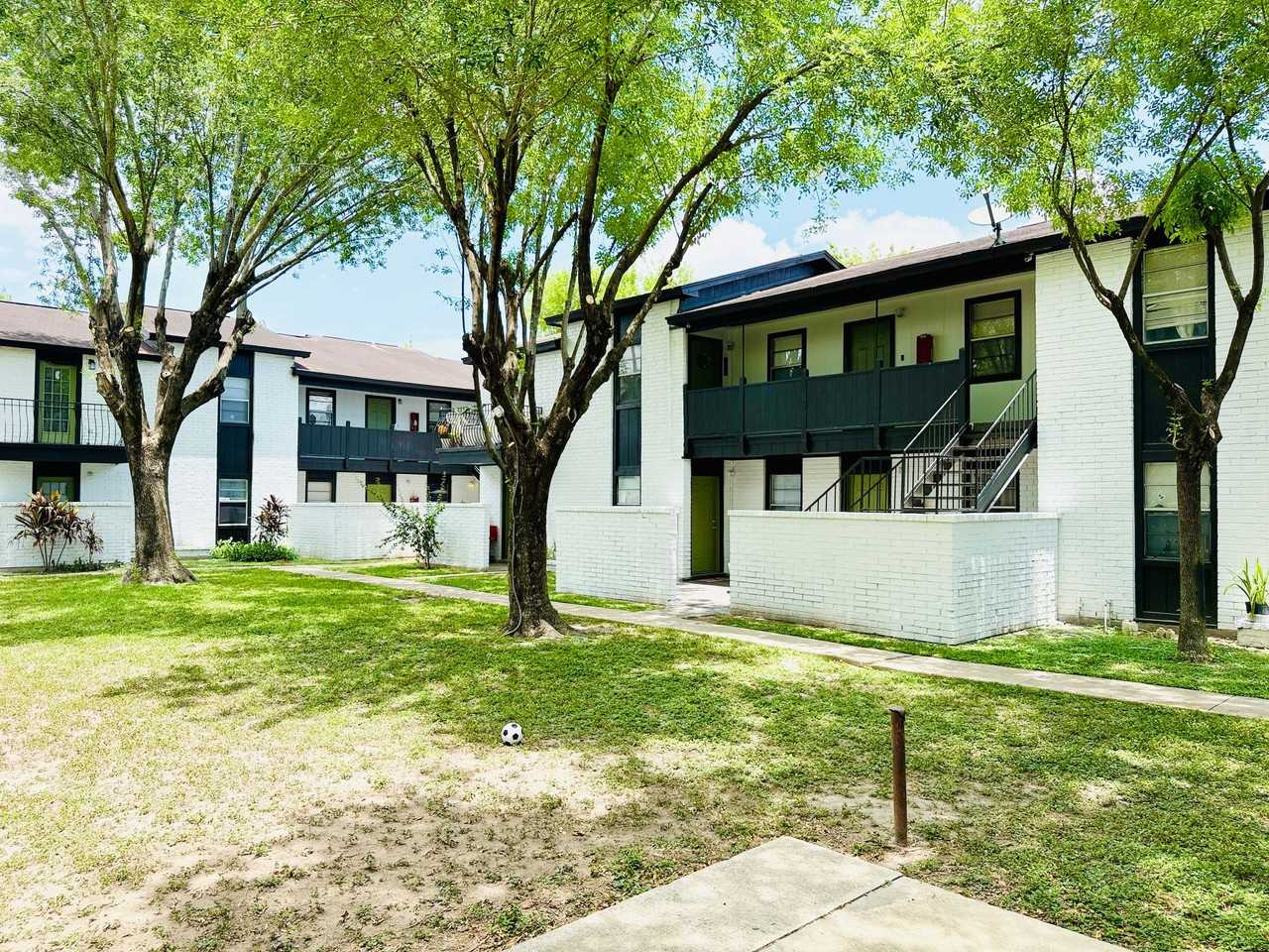 Spacious 2 Bedroom, 2 Bath Apartment in Prime Pharr Location! - Photo 2 of 8