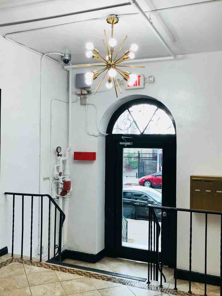 Chateau Los Feliz - Photo 2 of 49