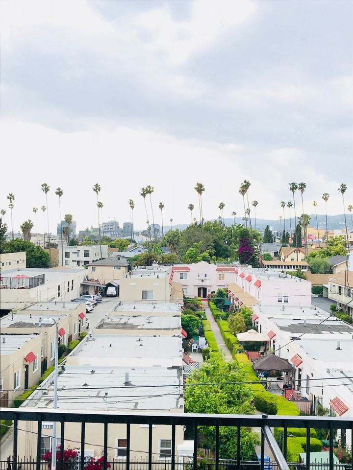 Chateau Los Feliz - Photo 3 of 49