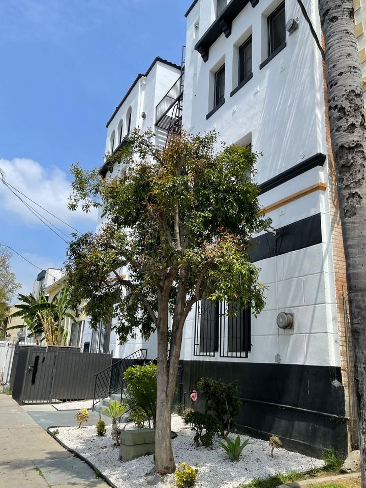 Chateau Los Feliz - Photo 4 of 49