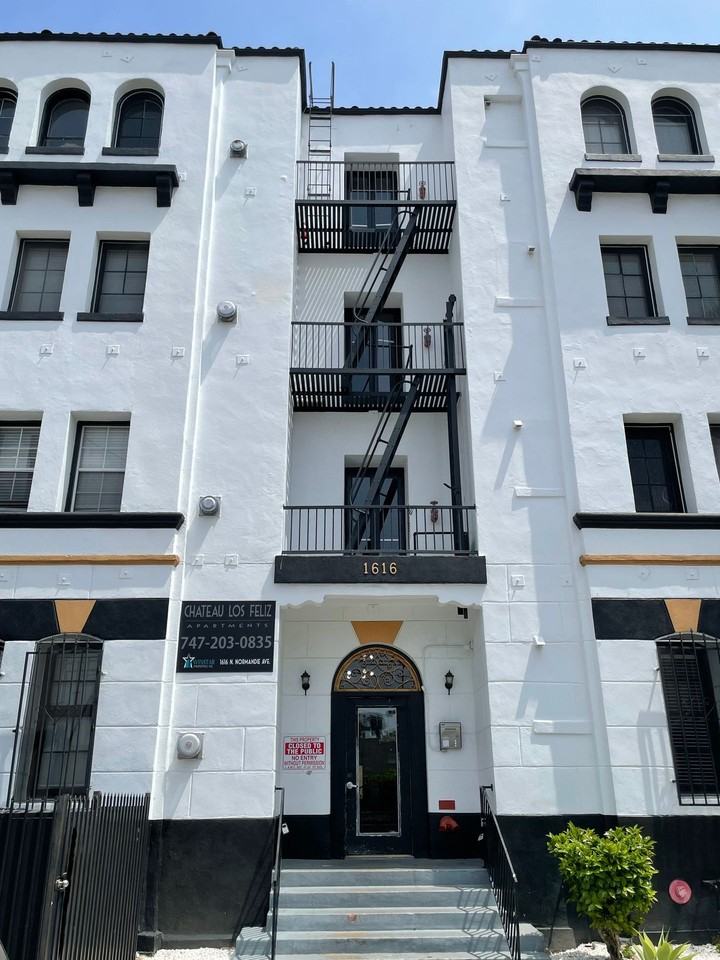 Chateau Los Feliz - Photo 5 of 49