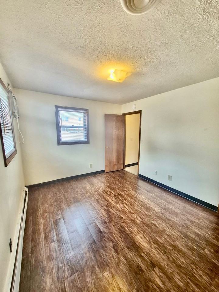 2108 Empire St - Photo 4 of 6