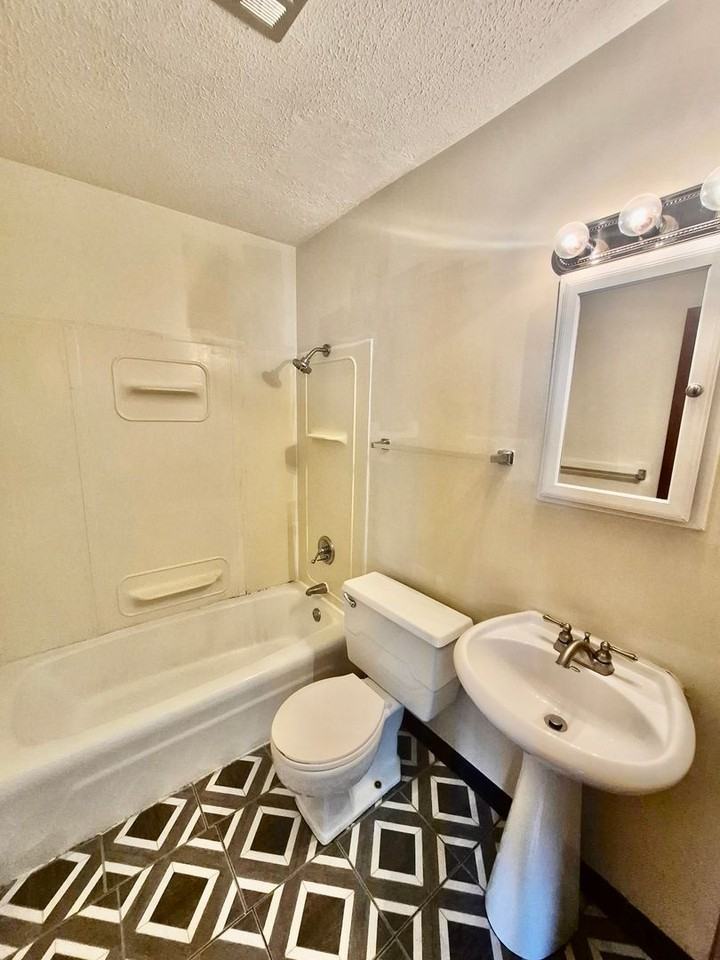 2108 Empire St - Photo 6 of 6