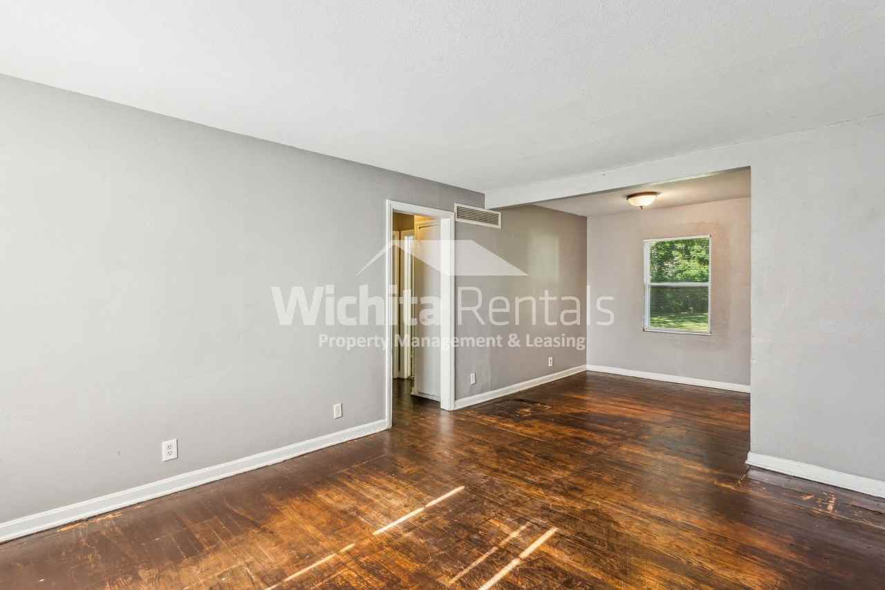 1255 N Oliver Ave - Photo 2 of 15