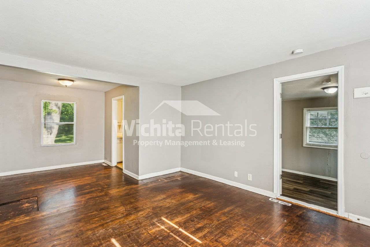 1255 N Oliver Ave - Photo 3 of 15