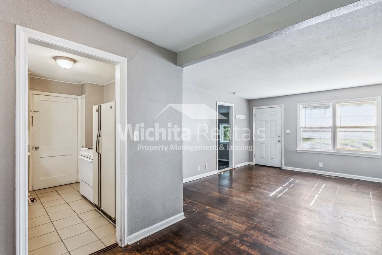 1255 N Oliver Ave - Photo 4 of 15