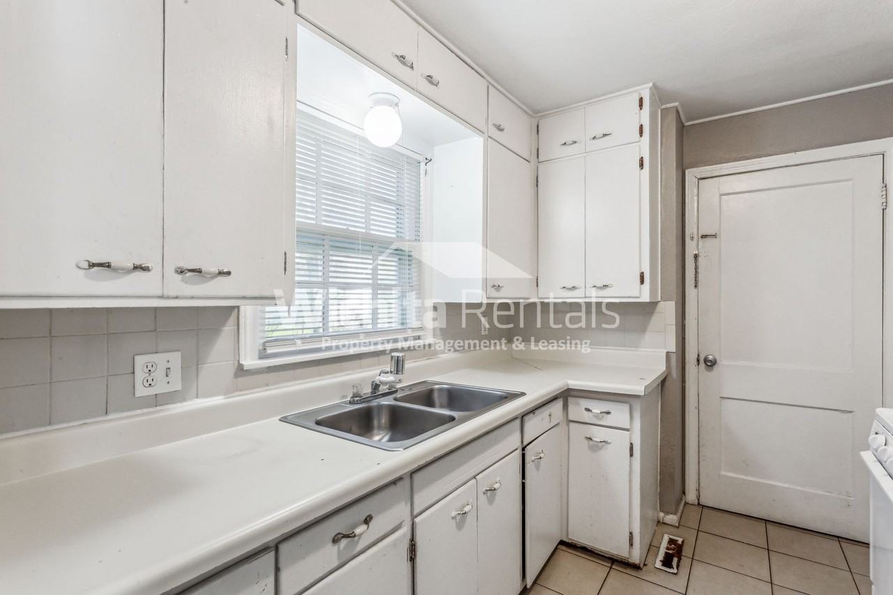 1255 N Oliver Ave - Photo 5 of 15