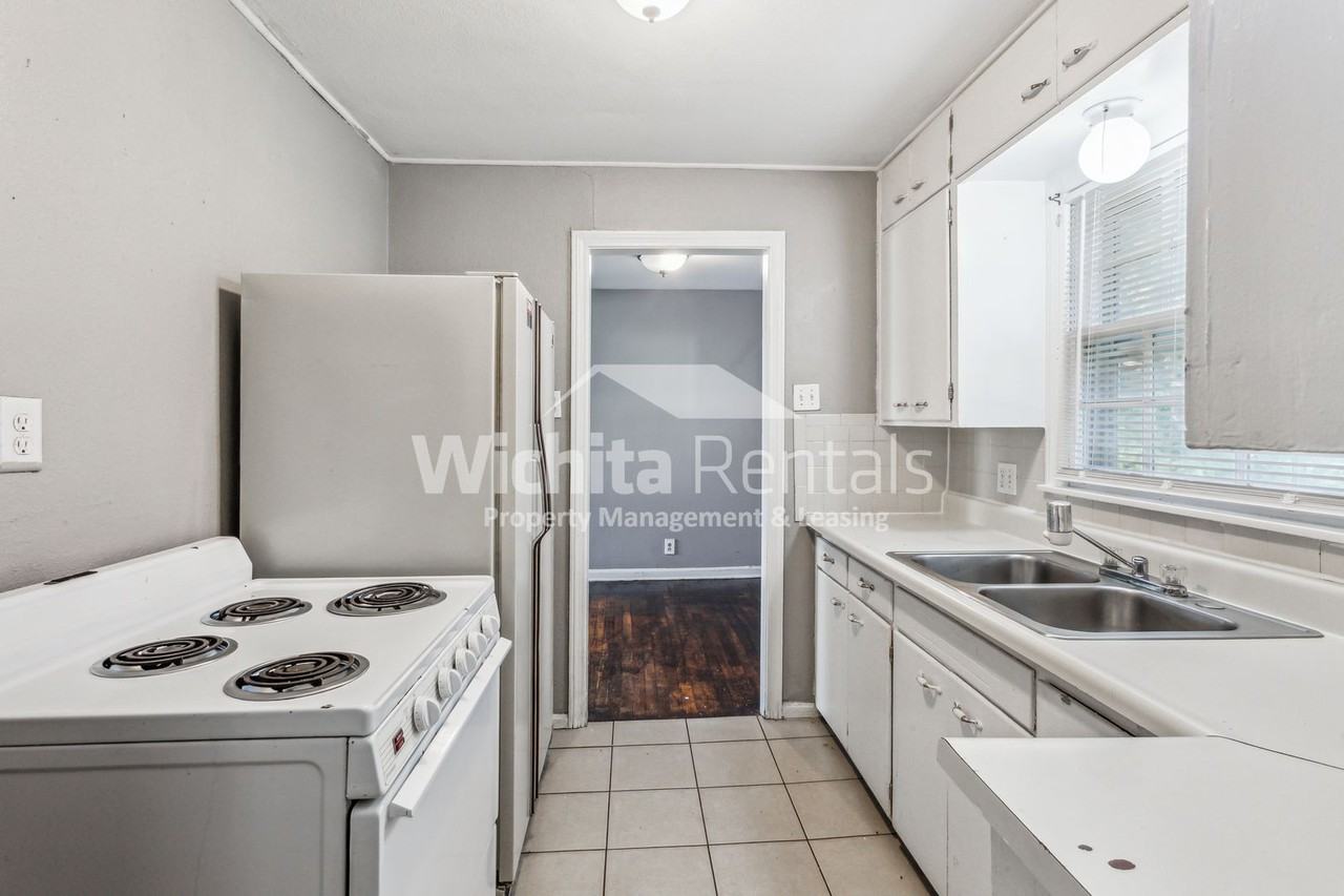 1255 N Oliver Ave - Photo 7 of 15