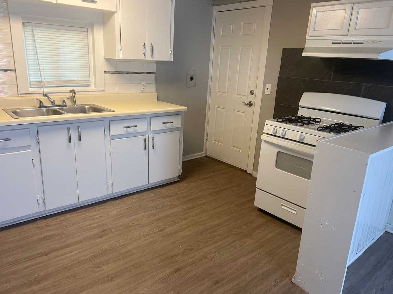 212 N Cherokee Ave - Photo 2 of 8