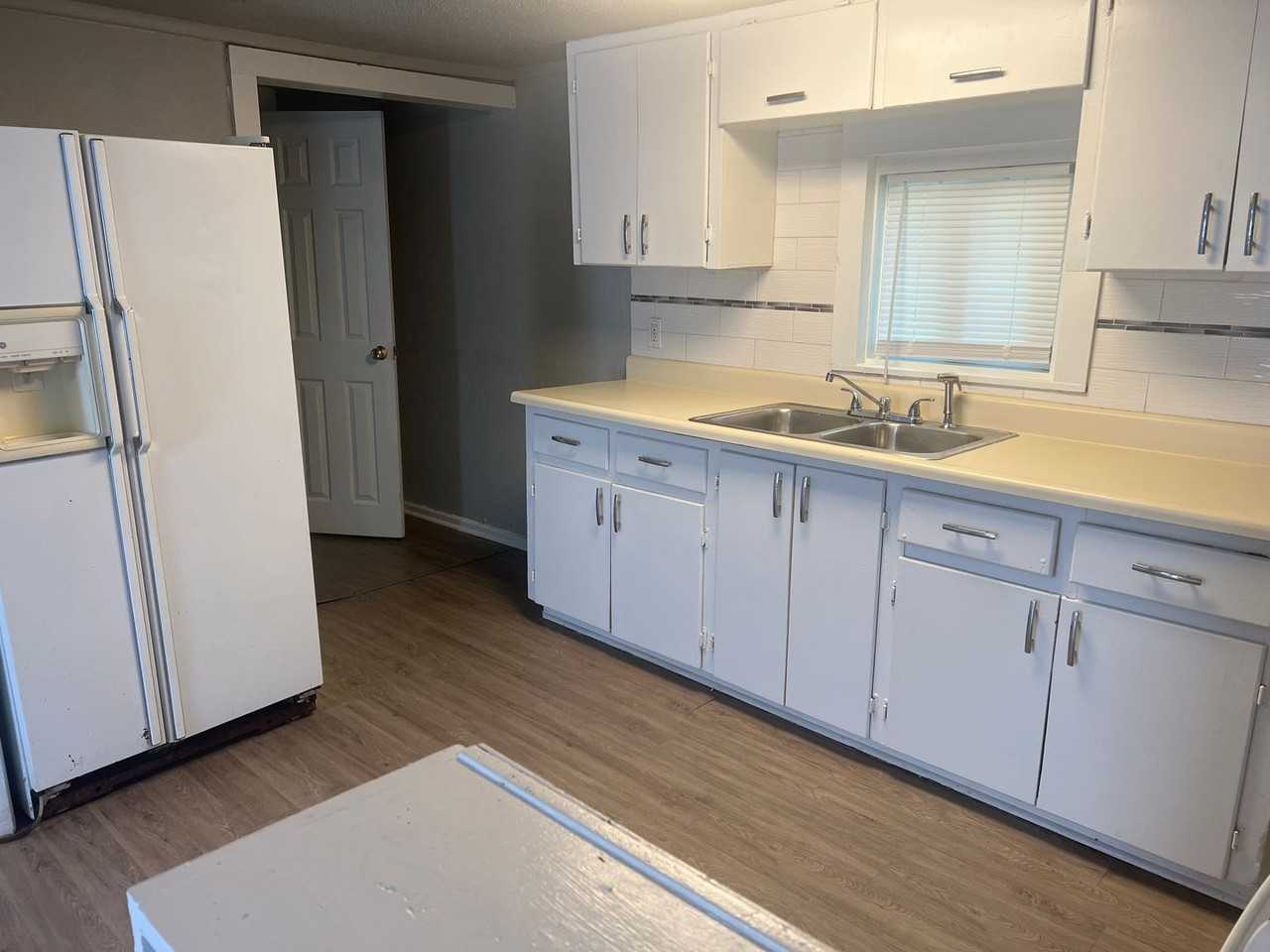 212 N Cherokee Ave - Photo 3 of 8