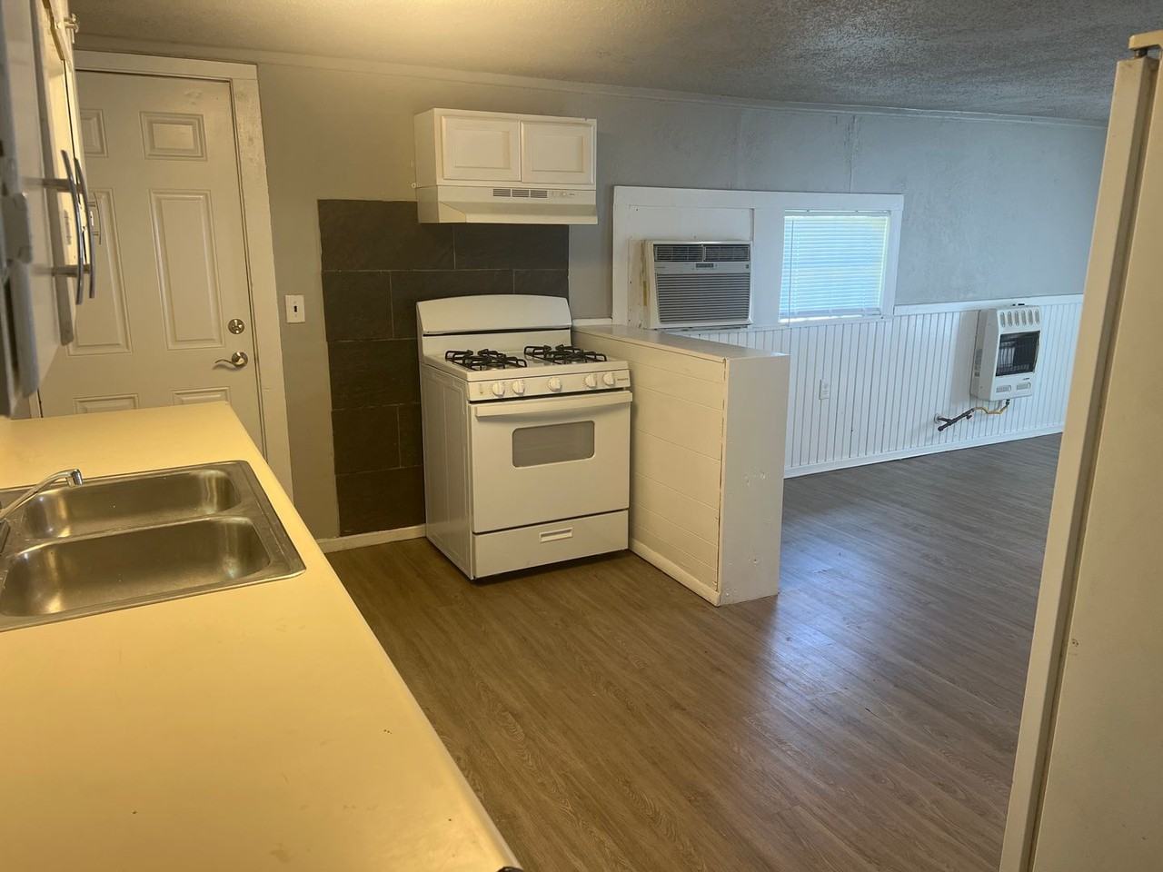 212 N Cherokee Ave - Photo 4 of 8