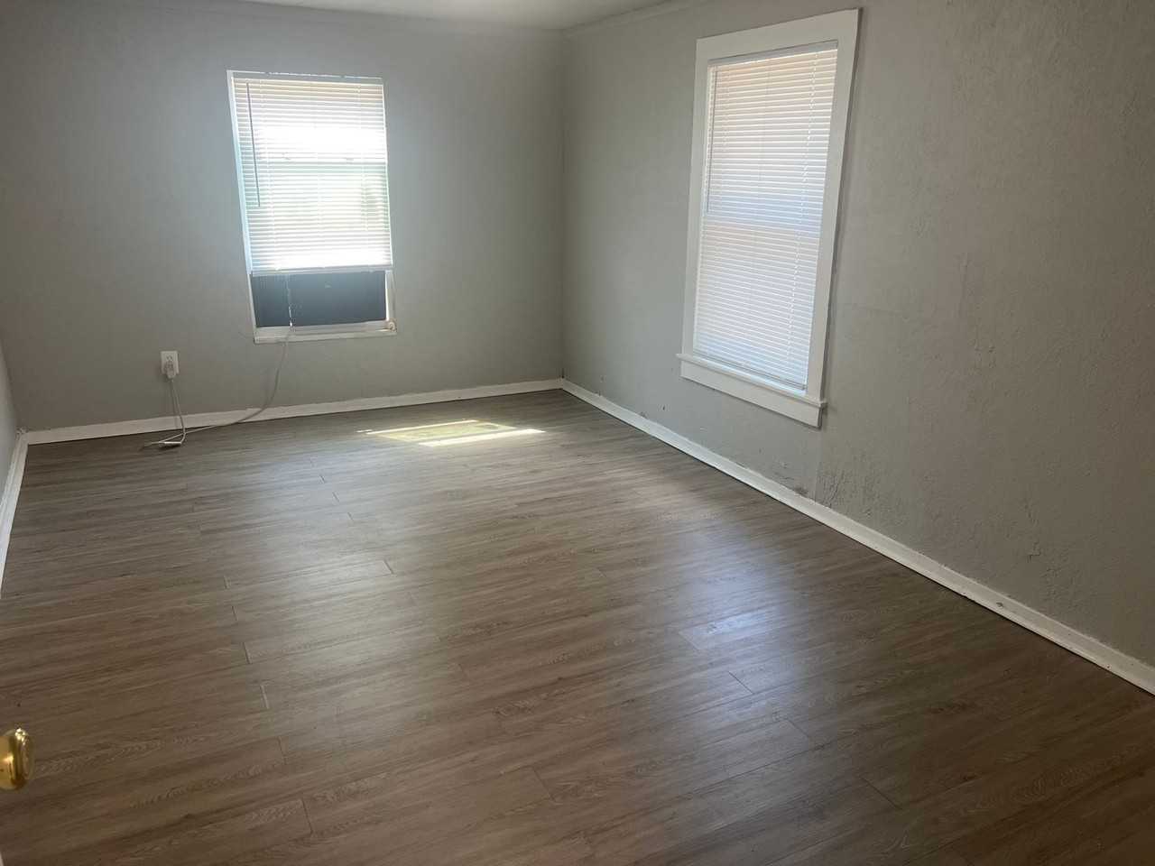 212 N Cherokee Ave - Photo 6 of 8