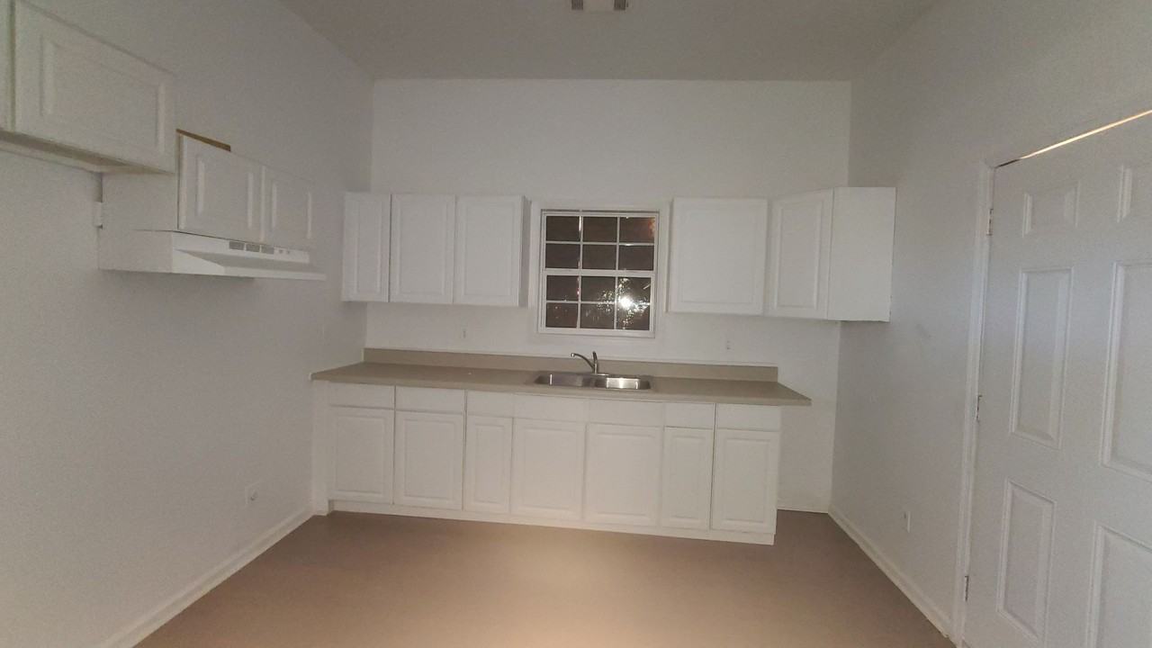 2810 3rd Ave - Photo 4 of 17