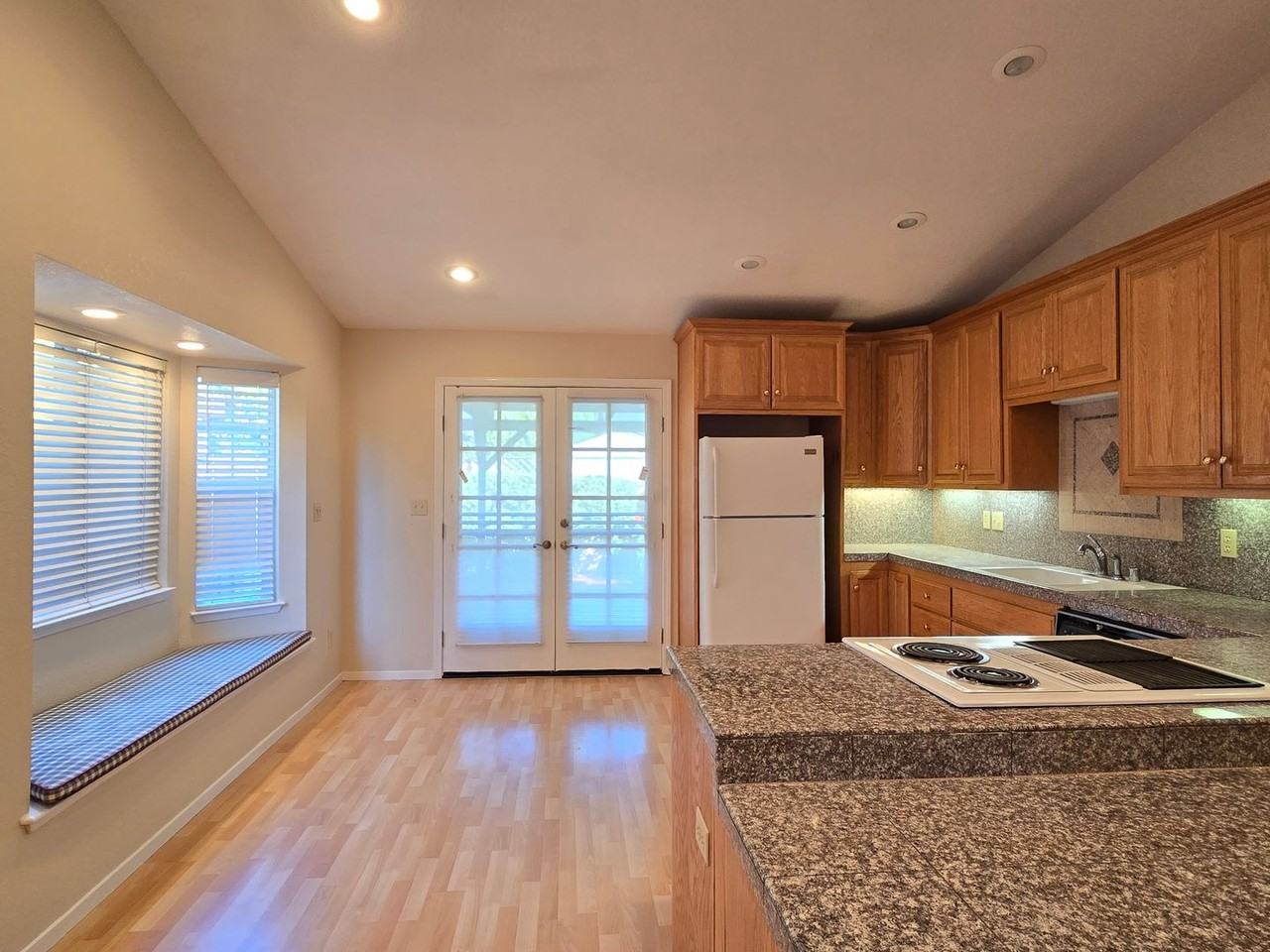 215 Avenida Espana - Photo 4 of 14