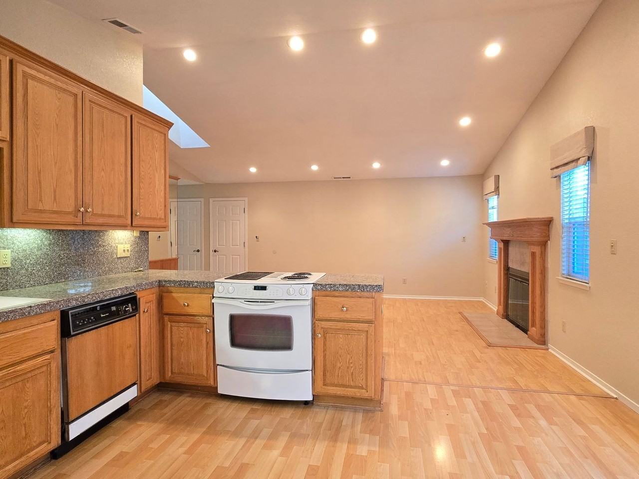 215 Avenida Espana - Photo 6 of 14