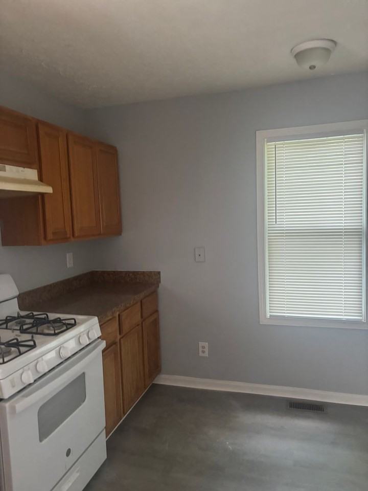 2404 Montgomery St - Photo 3 of 6
